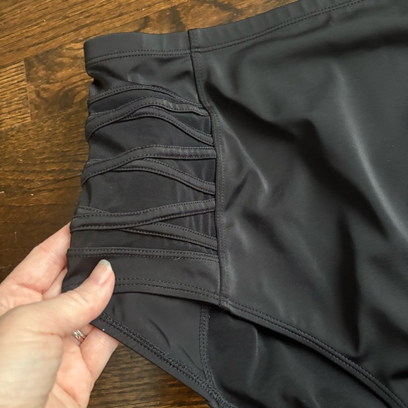 Torrid High-Rise Lattice-Side Swim Bottom Size 1 - Picture 4 of 6